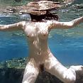 Underwater pictures of Nao Yoshizaki swimming nude - image 