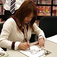 Jav pornstar Tina Yuzuki signing autographs - image 