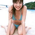 Yumi Sugimoto sexy Gravure girl cute in her tiny bikini pics - image 