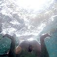 Underwater pictures of Nao Yoshizaki swimming nude - image 