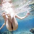 Underwater pictures of Nao Yoshizaki swimming nude - image 