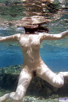 Underwater pictures of Nao Yoshizaki swimming nude