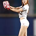 Korean baseball babe throws a pitch - image 