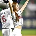 Korean baseball babe throws a pitch - image 