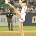 Korean baseball babe throws a pitch - image 